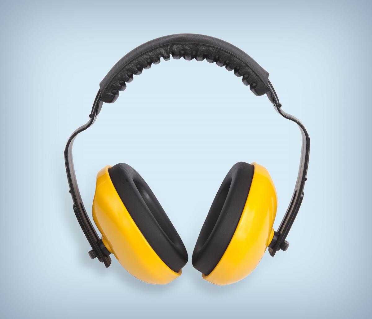 Orejeras color amarillo y negro que se usan para proteger la audición.